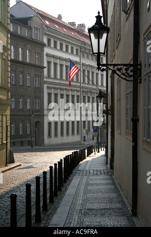 Ambasciata americana a Praga con la bandiera degli Stati Uniti e gli edifici storici la mattina presto. Foto Stock