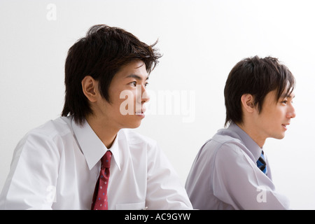 Due giovani imprenditori aventi sale riunioni Foto Stock