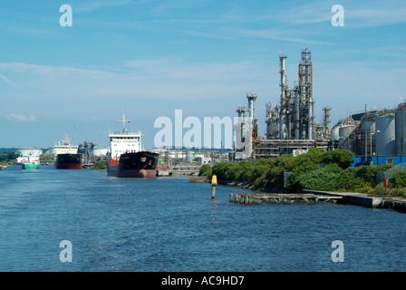 Impianti chimici Gas Oceano navi andando Manchester Lancashire Nord ovest nave canal UK GB Europa Foto Stock