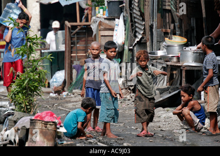 I bambini in un accampamento sqatter a Manila Foto Stock