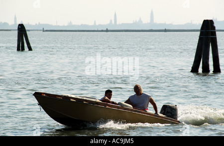 Lo skyline di Venezia da Burano una piccola bella isola vicino a Venezia Italia Foto Stock