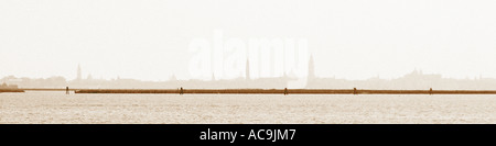 Lo skyline di Venezia da Burano una piccola bella isola vicino a Venezia Italia Foto Stock