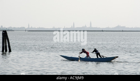 Lo skyline di Venezia da Burano una piccola bella isola vicino a Venezia Italia Foto Stock