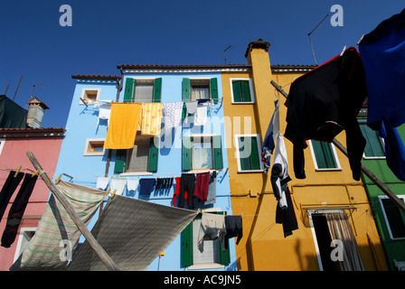 Burano una piccola bella isola vicino a Venezia Italia famose per la produzione di merletti e luminosamente case dipinte Foto Stock