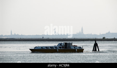 Lo skyline di Venezia da Burano una piccola bella isola vicino a Venezia Italia Foto Stock