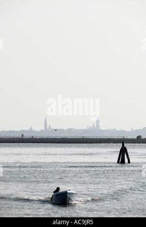 Lo skyline di Venezia da Burano una piccola bella isola vicino a Venezia Italia Foto Stock