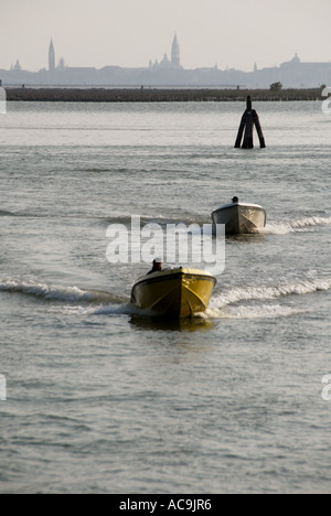 Lo skyline di Venezia da Burano una piccola bella isola vicino a Venezia Italia Foto Stock