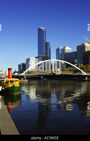 Steamboat e passerella sul fiume Yarra Melbourne Victoria Australia Foto Stock