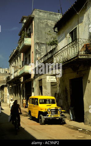 Auto classica su strada sul retro di La Habana Vieja, Havana, Cuba Foto Stock