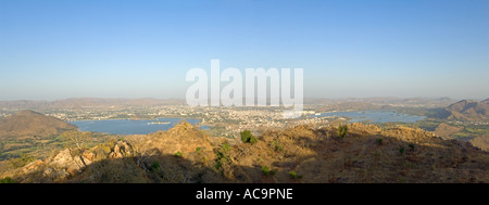 A 2 foto stitch vista panoramica di Udaipur con Fateh Sagar lago a sinistra e il Lago Pichola diritto dal monsone Palace road. Foto Stock