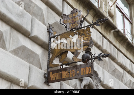 Lion segno per una società di birra Chernihivske a Lviv Ucraina Occidentale Foto Stock