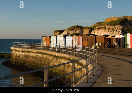 Fine della stagione estiva, rifugi sulla spiaggia poche persone. Isola di Thanet, capanne sulla spiaggia Westgate on Sea Kent UK 2007 2000s HOMER SYKES Foto Stock