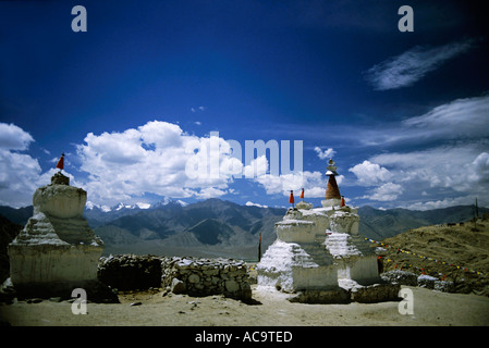 Vista da dentro le mura di un Gompa / monastero, Leh, Ladakh, India Foto Stock