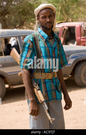 GEDWEIN WESTERN SOMALIA IL 27 FEB 2006 una milizia stati sta con il suo AK 47 fucile a guardia di un convoglio di aiuti ai lavoratori Foto Stock