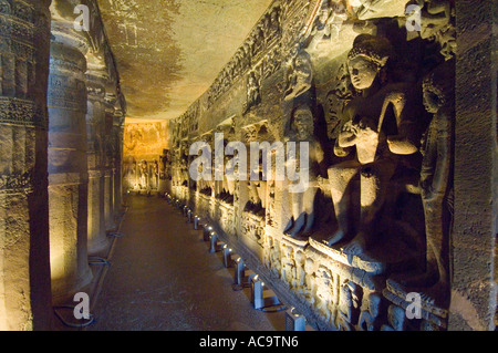 Lungo viale di colonne scolpite che raffigurano Buddha tentazione da Mara a cave 26. Foto Stock