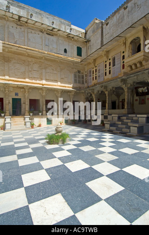 Uno dei molti splendidi cortili dentro il palazzo della città di Udaipur. Foto Stock