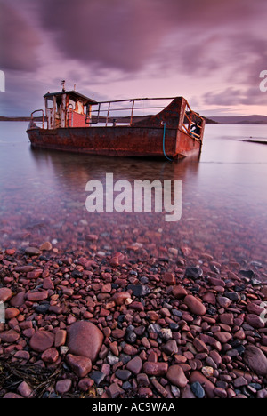 Rusty scatafascio barca a Loch pecora Ormiscaig Aultbea vicino a Gairloch Wester Ross Scozia UK GB EU Europe Foto Stock