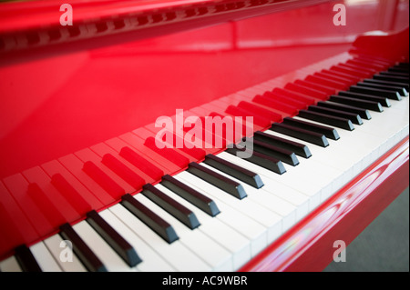 Vista dettagliata del pianoforte rosso Foto Stock