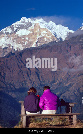 Giovane godendo la vista da Poon Hill sul circuito di Annapurna, Nepal Foto Stock