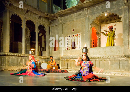 Una troupe di Rajasthani ballerine esegue il tradizionale Bhavi folkdance al Bagore-Ki Haveli-museo. Foto Stock