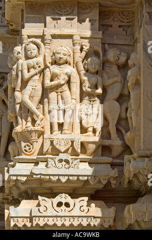 Close up intricate sculture di figure femminili su uno dei pilastri al di fuori del Jagdish Mandir tempio in Udaipur. Foto Stock