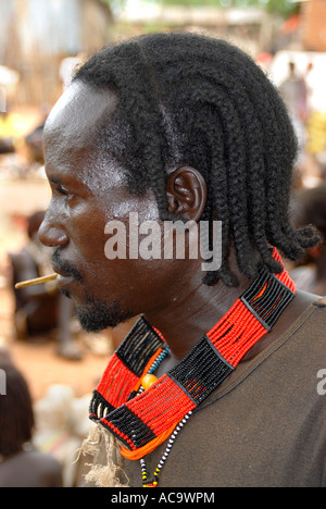 Ritratto di profilo di uomo di Hamar persone con il tipico taglio di capelli rasta e colorata collana presso il mercato di Dimeka Etiopia Foto Stock
