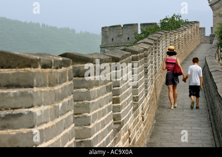 Donna e suo figlio di camminare sulla Grande Muraglia della Cina al Gate Juyongguan vicino a Badaling, Cina Foto Stock