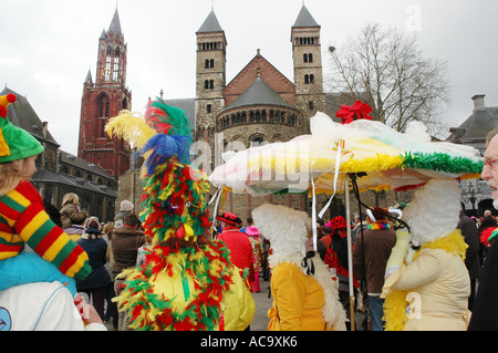 Il carnevale folla in piazza Vrijthof Maastricht Paesi Bassi durante la festa di carnevale Foto Stock