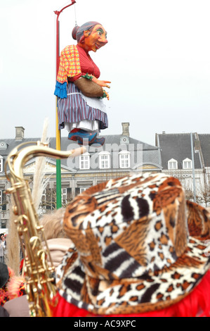 Carnevale di guardare la folla Mooswief tradizionale su un palo a piazza Vrijthof Maastricht Paesi Bassi Foto Stock