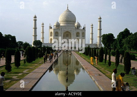 I turisti che visitano il Taj Mahal, Agra, India in prima serata Foto Stock