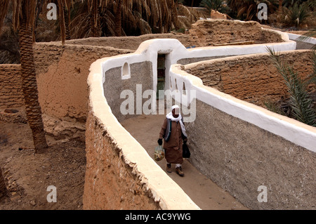 Uomo proveniente da home shopping, la vecchia città di Ghadames Libia Foto Stock