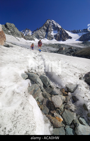 Neve sentiero coperto di fronte al picco del Grossglockner, Parco Nazionale Hohe Tauern, Tirolo, Austria Foto Stock