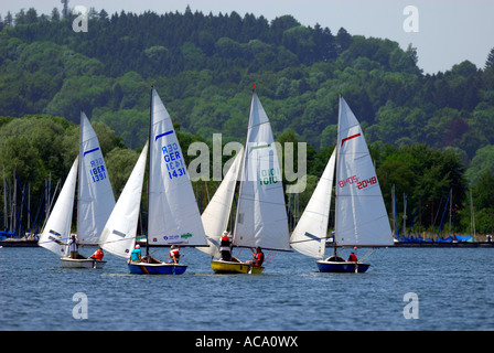 Barche a vela sul lago Chiemsee, Prien, Alta Baviera, Baviera, Germania Foto Stock