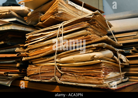 Una pila di documenti presso il teatro di archivio storico municipio, Grein, Strudengau, Austia superiore, Austria Foto Stock