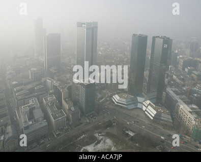 Le torri gemelle della Deutsche Bank di nebbia, Francoforte, Hesse, Germania Foto Stock