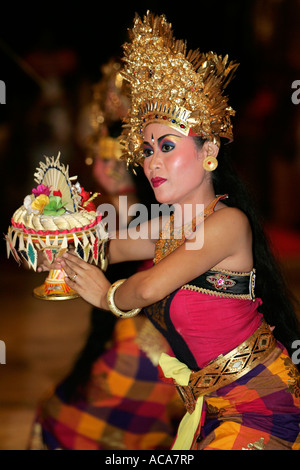 La ballerina esegue la tradizionale danza Legong a Bali, in Indonesia Foto Stock