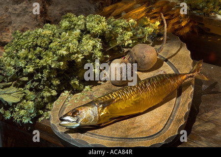 Sgombro affumicato con hop e bietole su un tagliere Foto Stock