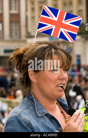 Donna che indossa Union Jack flag durante la regina s'ottantesimo compleanno del Castello di Windsor Berkshire REGNO UNITO Foto Stock