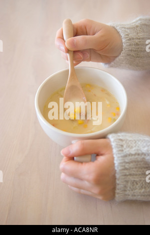 Tazza di zuppa di mais Foto Stock