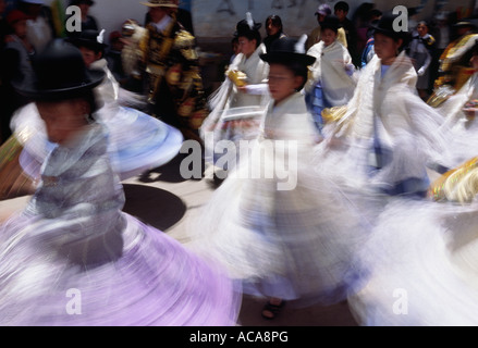 Cholita ballerini - Puno Week Festival, Puno, Perù Foto Stock