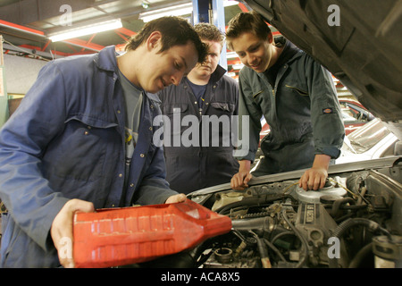 Gli studenti di sesso maschile in auto corso di meccanica a sixth form college Foto Stock