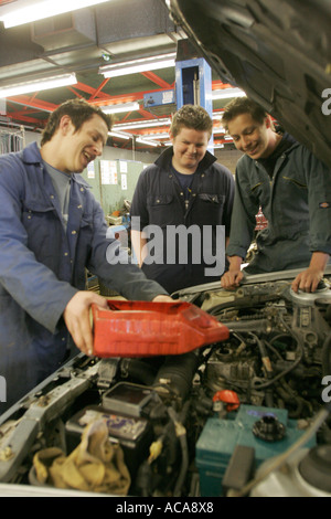 Tre giovani studenti di sesso maschile in auto corso di meccanica a sixth form college di Londra GB UK Foto Stock