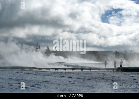 In inverno i visitatori godere il calore delle zone termali intorno al vecchio sentiero fedele, il Parco Nazionale di Yellowstone Foto Stock