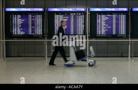 Scheda di partenza presso il Terminal 1, Aeroporto Francoforte Hesse, Germania Foto Stock