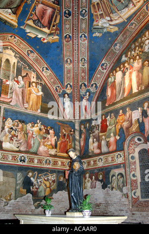 Dettaglio della spettacolare xiv secolo murales nella Cappella di San Nicola a Tolentino, le Marche Italia. Foto Stock