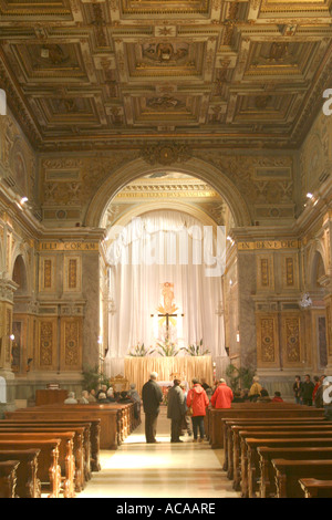 Visitatori tour spettacolare la storica chiesa di San Nicola a Tolentino ,"le Marche', Italia Foto Stock