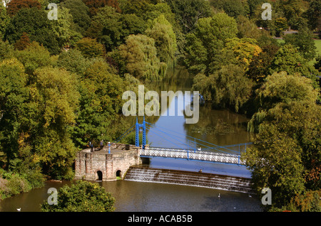 Vista aerea del Mulino sospensione ponte sopra il fiume apprendere & il Jephson Gardens, Leamington, Warwickshire, Regno Unito Foto Stock