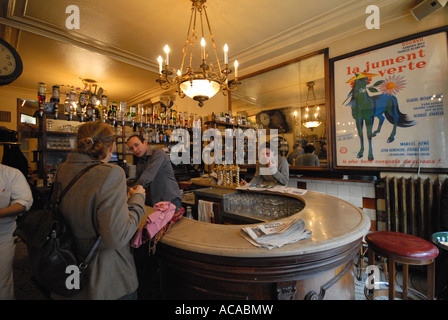 Parigi, Francia. Le Petit Fer a cheval un piccolo tradizionale caffetteria e bar nel quartiere di Le Marais. Foto Stock