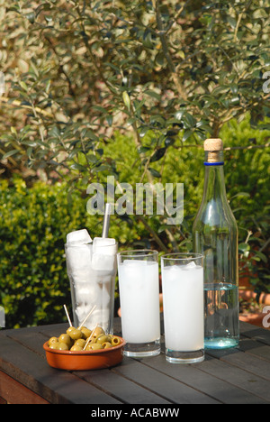 Grecia greco ouzo preparati in modo tradizionale con acqua e ghiaccio Foto Stock
