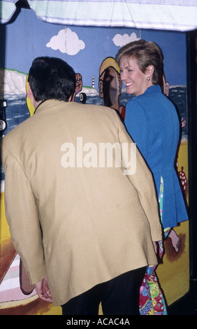 BBC Holiday Show & Exhibition personalità televisive e star della televisione Jill Dando & Eamonn Holmes visitano lo stand all'Olympia London England UK Foto Stock